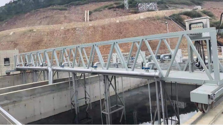 簡（jiǎn）單操作的行（háng）車式吸泥機——襄綠環保吸泥機