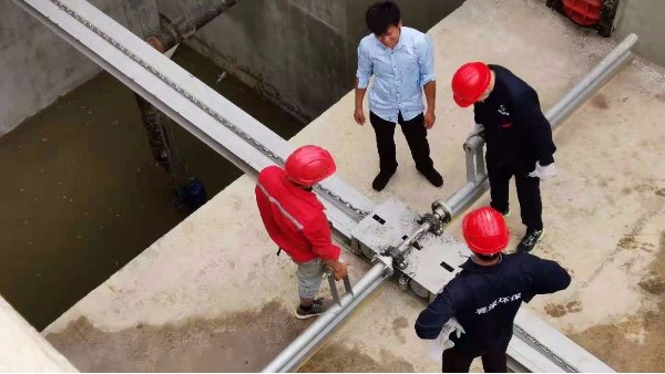 今天帶大家了（le）解下單軌式鏈條（tiáo）式刮泥（ní）機的安（ān）裝原理襄綠環保